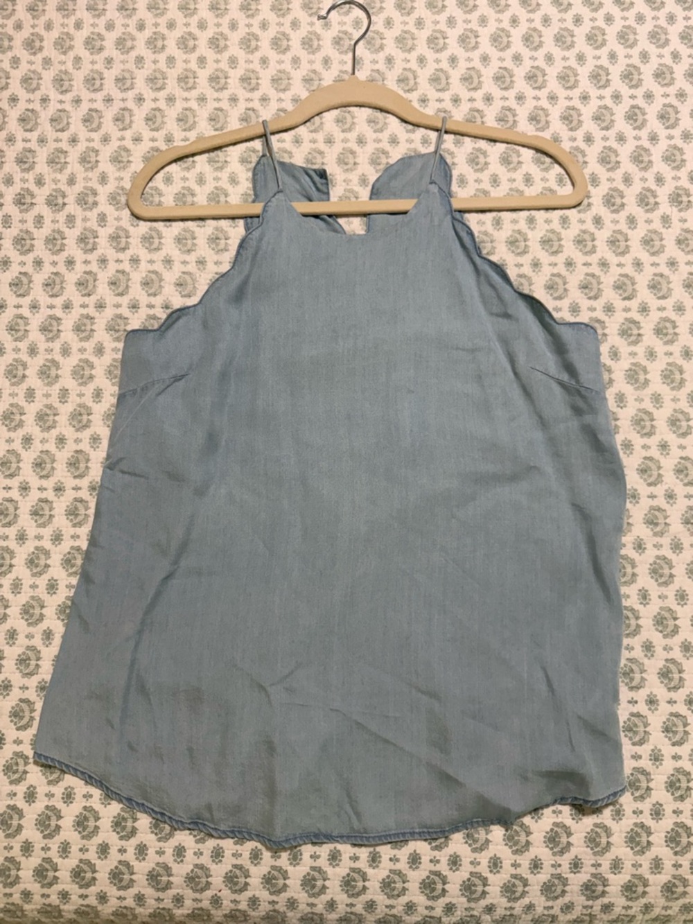 1250 C Chambray Light Blue Sleeveless Scallop-Edge Tank Top Size Medium